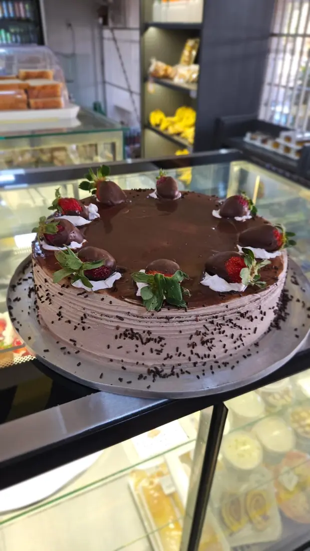 Bolo de chocolate com morangos e raspas
