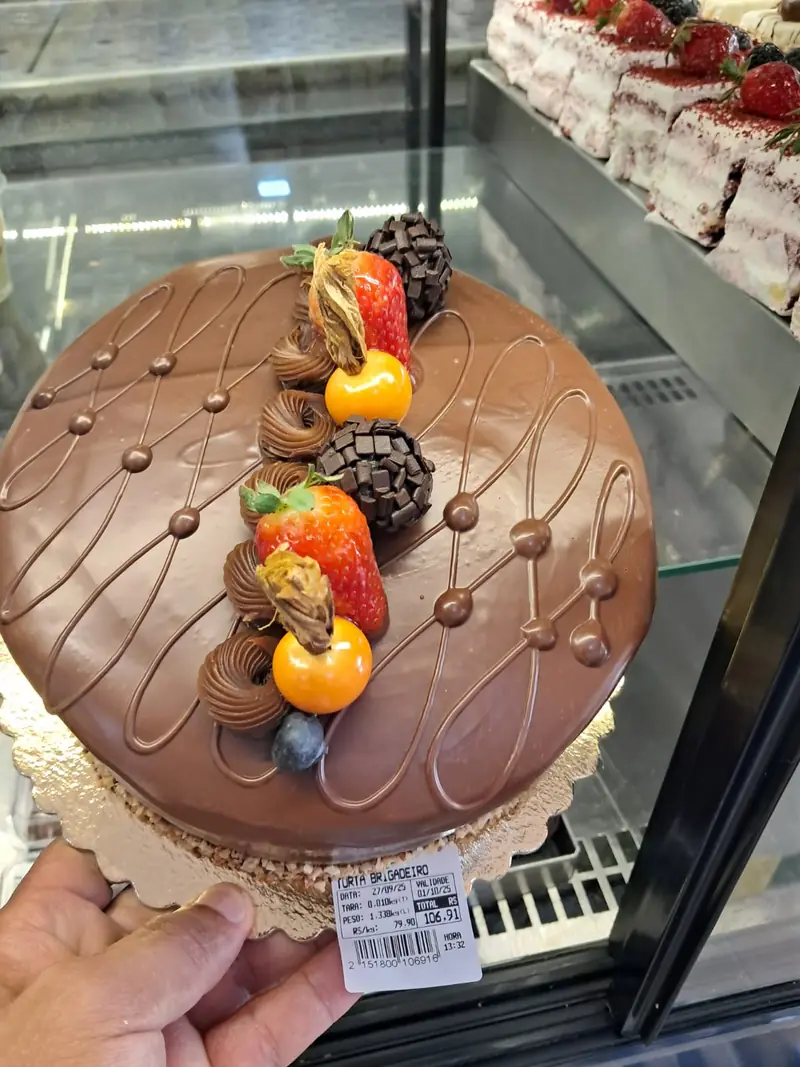 Bolo de chocolate decorado com frutas