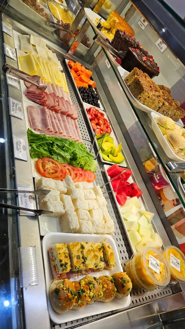Buffet do café da manhã com frios, frutas e salgados
