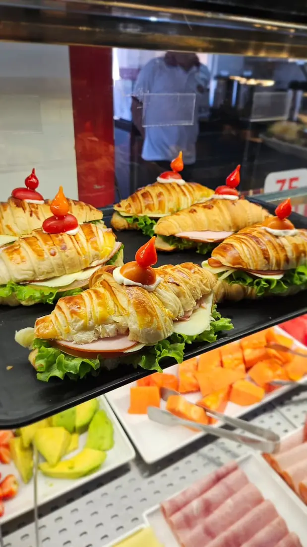 Croissants recheados com presunto, queijo e salada