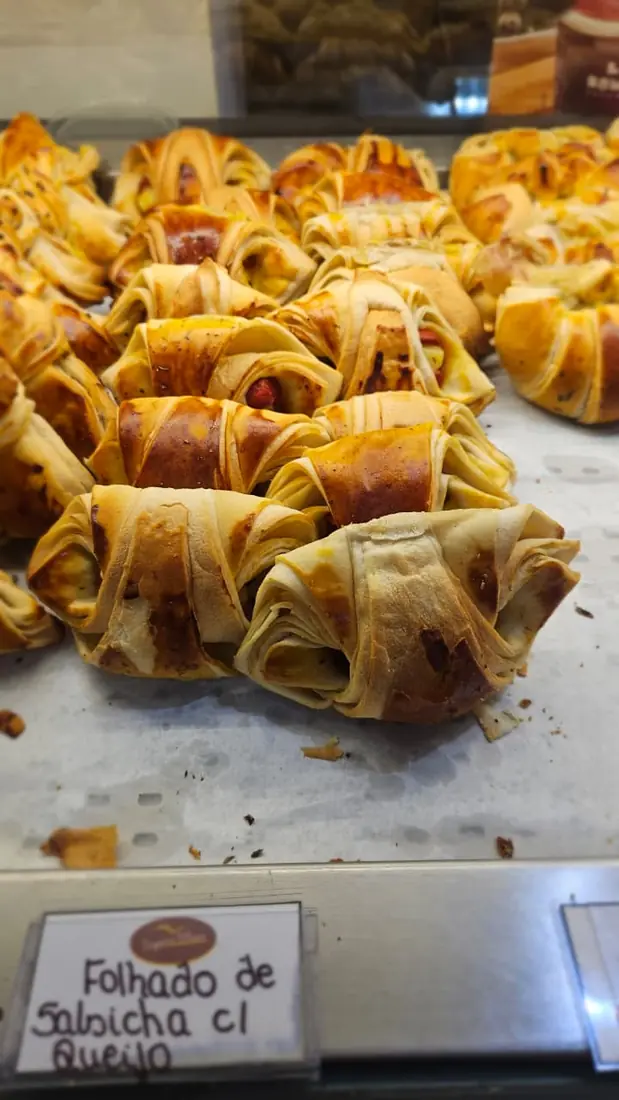 Folhados de salsicha com queijo