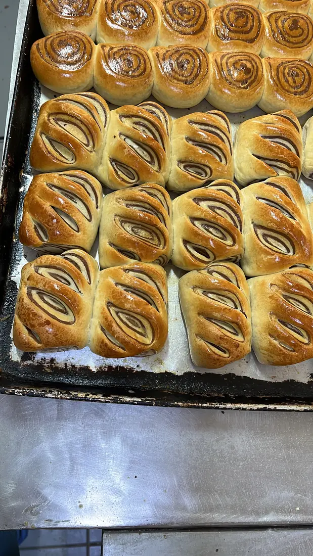 Roscas de canela recém-assadas