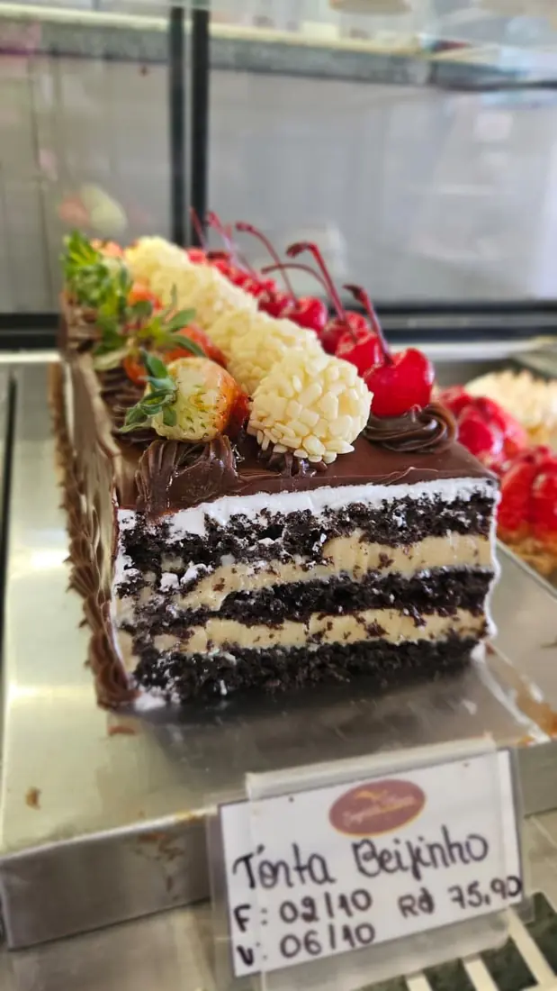 Fatia de torta beijinho decorada