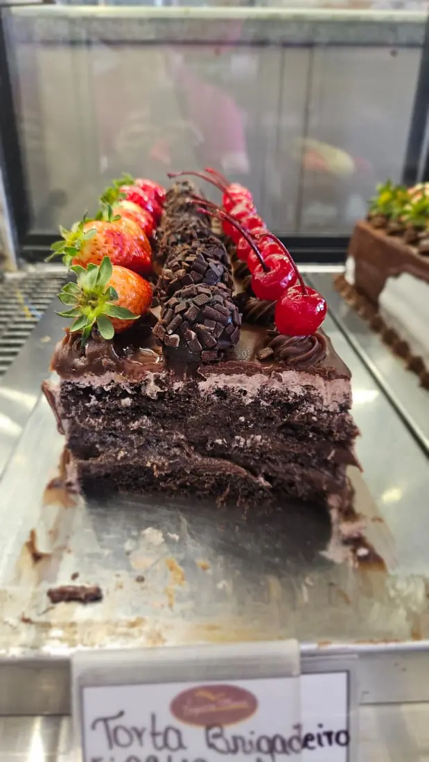 Fatia de torta de brigadeiro com morangos